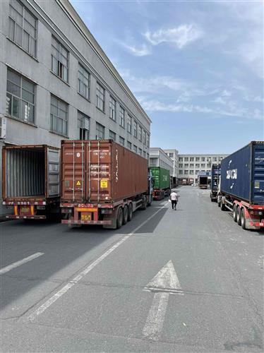 今天周六,集裝箱還在排隊發(fā)貨,廠門口都停滿